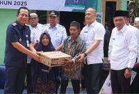 Foto : Bupati Muaro Jambi, Bambang Bayu Suseno, menyerahkan rumah warga Desa Tantan hasil program bedah rumah kerja sama Pemkab dan BAZNAS Muaro Jambi (Dok : Kominfo)