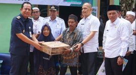 Foto : Bupati Muaro Jambi, Bambang Bayu Suseno, menyerahkan rumah warga Desa Tantan hasil program bedah rumah kerja sama Pemkab dan BAZNAS Muaro Jambi (Dok : Kominfo)