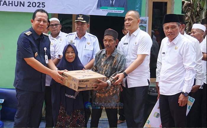 Foto : Bupati Muaro Jambi, Bambang Bayu Suseno, menyerahkan rumah warga Desa Tantan hasil program bedah rumah kerja sama Pemkab dan BAZNAS Muaro Jambi (Dok : Kominfo)