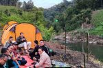 Foto : Bupati M.Syukur Camping Menikmati Alam Jangkat (Sumber : Kominfo)