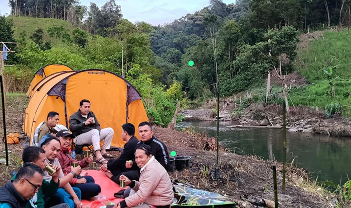 Foto : Bupati M.Syukur Camping Menikmati Alam Jangkat (Sumber : Kominfo)
