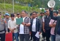 Foto : Warga Lubuk Paku Demo Ke PLTA KMH Kerinci Milik Jusuf Kala (Dok : Istimewa)