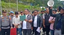Foto : Warga Lubuk Paku Demo Ke PLTA KMH Kerinci Milik Jusuf Kala (Dok : Istimewa)