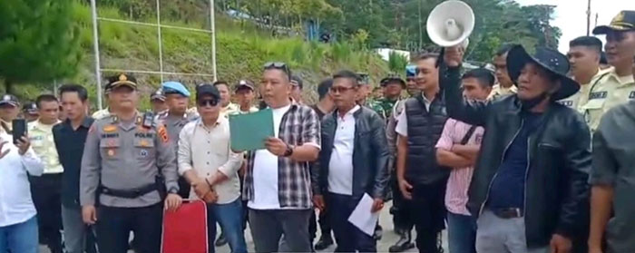 Foto : Warga Lubuk Paku Demo Ke PLTA KMH Kerinci Milik Jusuf Kala (Dok : Istimewa)