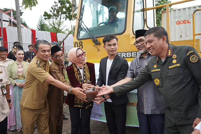 Foto : Sekda Prov Jambi Sudirman Lepas Ekpspor Pinang Ke Bangladesh (Sumber : Diskominfo)