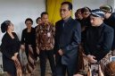 Foto : Sri Sultan Hamengkubuwono X saat melayat PB XIII. (Dok : Suara.com/Ari Welianto)