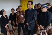 Foto : Sri Sultan Hamengkubuwono X saat melayat PB XIII. (Dok : Suara.com/Ari Welianto)