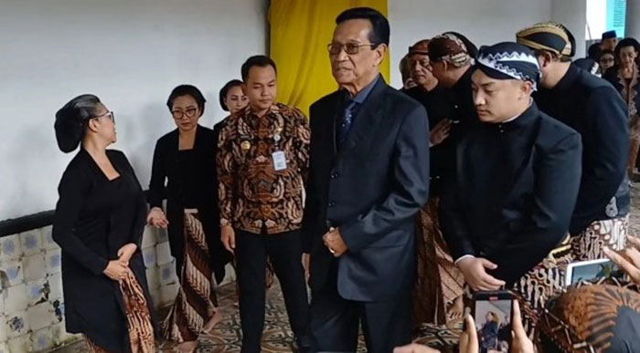 Foto : Sri Sultan Hamengkubuwono X saat melayat PB XIII. (Dok : Suara.com/Ari Welianto)
