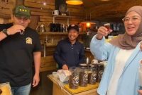 Foto : Bupati Merangin Minum Kopi di Horti Tani Coffe,Kerinci (Sumber : Kominfo)