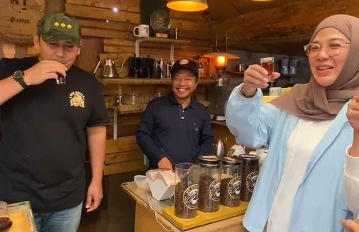 Foto : Bupati Merangin Minum Kopi di Horti Tani Coffe,Kerinci (Sumber : Kominfo)