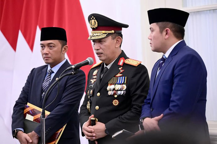Foto : Kapolri Jendral Listyo Sigit Prabowo,Mensesneg Hadi Prasetyo dan Seskab TedyIndra Jaya Konfrensi Pers Terkait Ledakan SMA 72 Jakarta (Dok : BPMI Setpres)