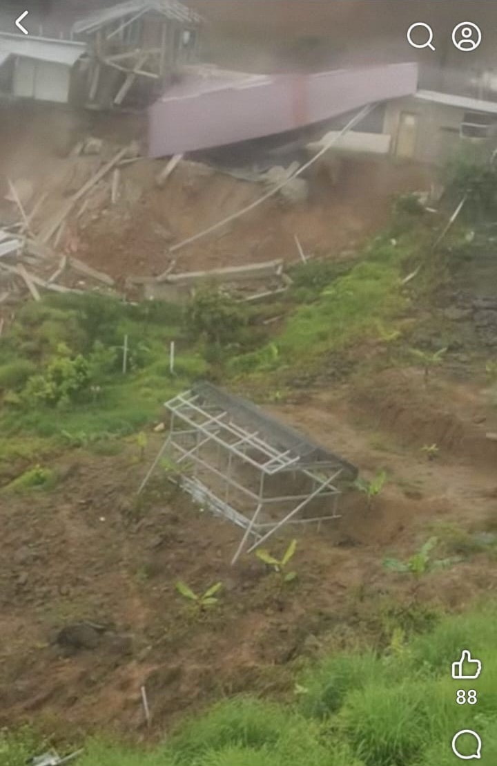 Foto : Longsor di KM13 Puncak Kota Sungai Penuh (Sumber : Istimewa)