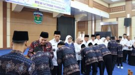 Foto : Wako Alfin Melepas Kafilah Kota Sungai Penuh Yang akan Mengikuti MTQ Ke-54 Tingkat Provinsi Jambi (Sumber : Roli)