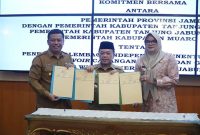 Foto : Al Haris Menandatangani komitmen bersama dengan Bupati Tanjung Jabung Timur Hj. Dillah Hikmah Sari, S.T., serta Wakil Bupati Tanjung Jabung Barat Katamso Pembagian Hasil Migas (Dok Diskominfo )