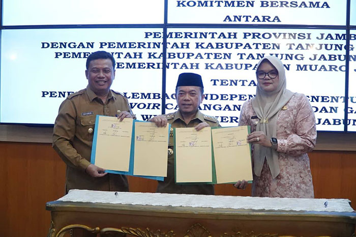 Foto : Al Haris Menandatangani komitmen bersama dengan Bupati Tanjung Jabung Timur Hj. Dillah Hikmah Sari, S.T., serta Wakil Bupati Tanjung Jabung Barat Katamso Pembagian Hasil Migas (Dok Diskominfo )