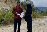 Foto : Bupati Kerinci Monadi Tinaju Jalan Sungai Tutung - Pungut (Sumber : Tangkpan Layar Vdio)