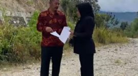 Foto : Bupati Kerinci Monadi Tinaju Jalan Sungai Tutung - Pungut (Sumber : Tangkpan Layar Vdio)