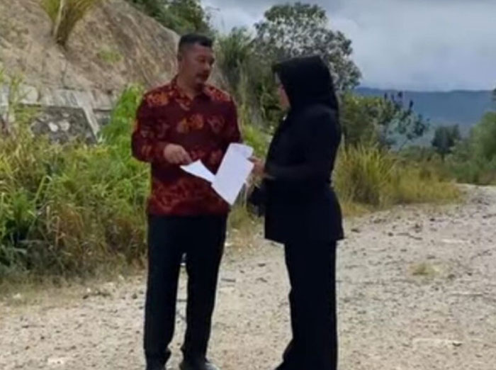 Foto : Bupati Kerinci Monadi Tinaju Jalan Sungai Tutung - Pungut (Sumber : Tangkpan Layar Vdio)