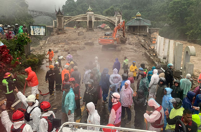 Foto : Pembersihan Banjir Bandang di Padang Panjang (Sumber : Kominfo)