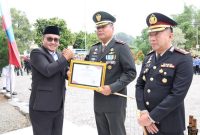 Foto : Walikota Sungai Penuh Alfin Menyerahkan Penghargaan Kepada Dandim 0417 Kerinci dan Kapolres Kerinci (Sumber : Roli)