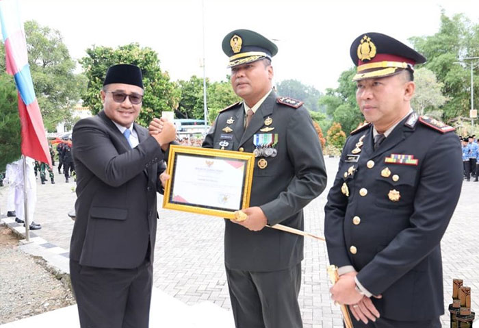 Foto : Walikota Sungai Penuh Alfin Menyerahkan Penghargaan Kepada Dandim 0417 Kerinci dan Kapolres Kerinci (Sumber : Roli)