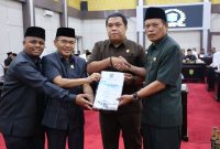 Foto : Wawako Azhar Hamzah Sampaikan Ramperda APBD Tahun 2026 (Sumber : Koridornews.id)