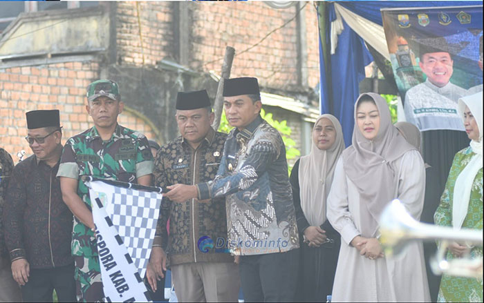 Foto : Wakil Bupati Muaro Jambi Junaidi Mahir Lepas Pawai Ta'aruf dan Kendaraan Hias (Sumber : Humas)