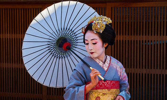 Foto : Ilustrasi Wanita Jepang Menggunakan Payung (Dok GETTY)