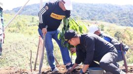 Foto : Waliota Sungai Penuh Alfin Goro dan Tanam Pohon Penghijau di Lokasi TPST,Sabtu 1 November 2025 (Dok :Roli)