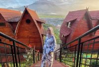 Foto : Swarga Lounge & Resort Kerinci dengan View Gunung Kerinci (Sumber : Istimewa)