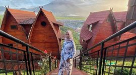 Foto : Swarga Lounge & Resort Kerinci dengan View Gunung Kerinci (Sumber : Istimewa)