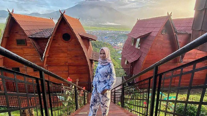 Foto : Swarga Lounge & Resort Kerinci dengan View Gunung Kerinci (Sumber : Istimewa)