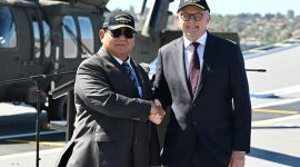 Foto : Presiden Prabowo Subianto menyampaikan pernyataan pers bersama Perdana Menteri Australia Anthony Albanese usai meninjau Kapal HMAS Canberra di Garden Island Naval Base, Sydney, Australia, pada Rabu, 12 November 2025.(Sumber : BPMI Setpres)  