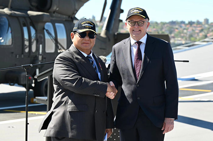 Foto : Presiden Prabowo Subianto menyampaikan pernyataan pers bersama Perdana Menteri Australia Anthony Albanese usai meninjau Kapal HMAS Canberra di Garden Island Naval Base, Sydney, Australia, pada Rabu, 12 November 2025.(Sumber : BPMI Setpres)  