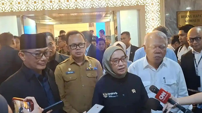 Foto : Menpan RB Rini Widyantini (Suber : Tribunnews.com)