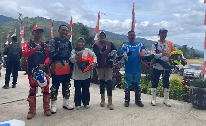 Foto : Bupati Sarolangun Hurmin,Bupati Kerinci Monadi,Bupati Tanjabtim Dilah Hikmah Sari Trabas Lereng Gunung Kerinci (Dok : Istimewa)