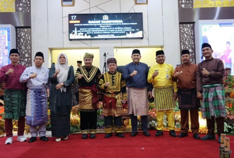 Foto : Tujuh Bupati Berfoto Dengan Gubernur Jambi Al Haris di Paripurna Hut Kota Sungai Penuh Ke 17 (Dok : Roli)