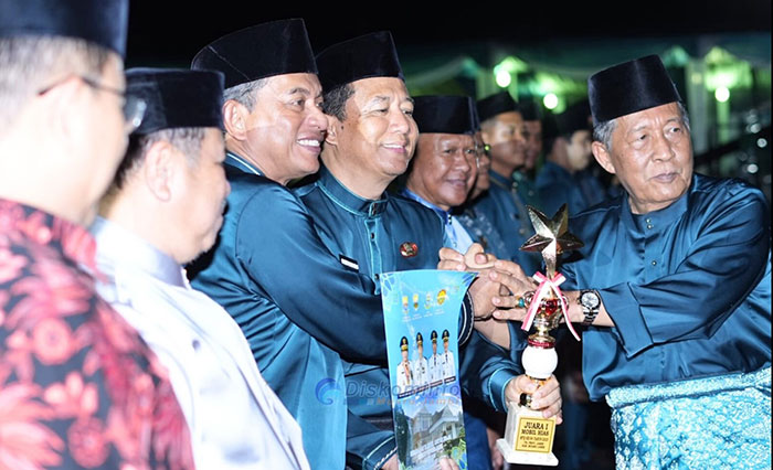 Foto : Wakil Gubermur Abdullah Sani Menutup MTQ Ke-54 diMuaro Jambi (Sumber : Humas)