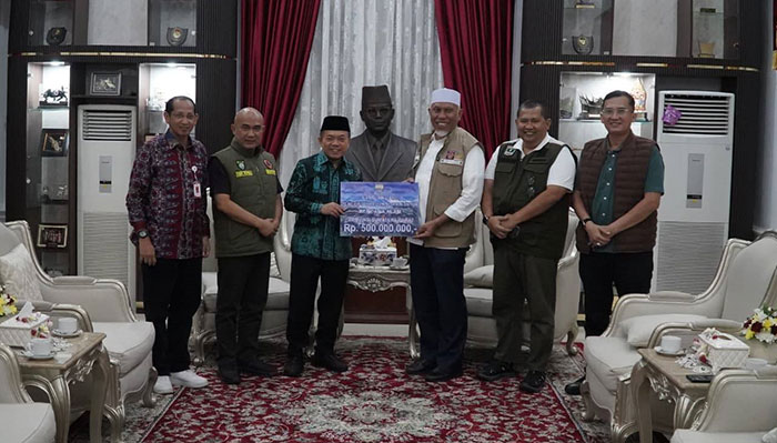 Gubernur Al Haris Serahkan Bantuan Jambi Ke Sumbar