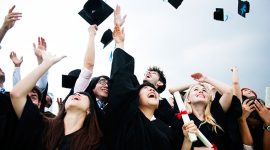 Ilustrasi Mahsiswa Melempar Toga