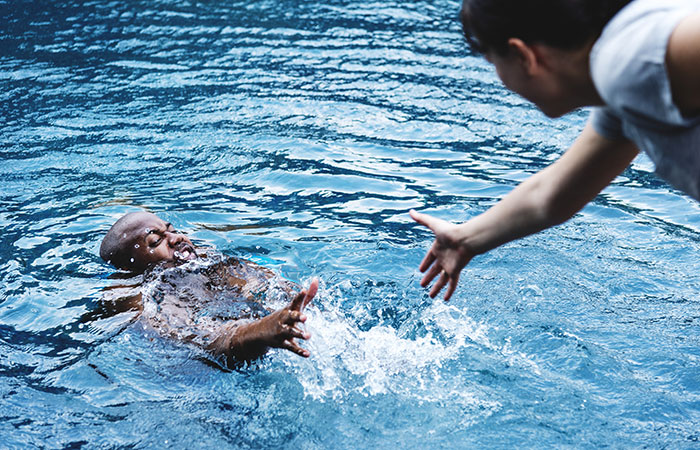 Ilustarsi Orang Tenggelam di Sungai / Freepik