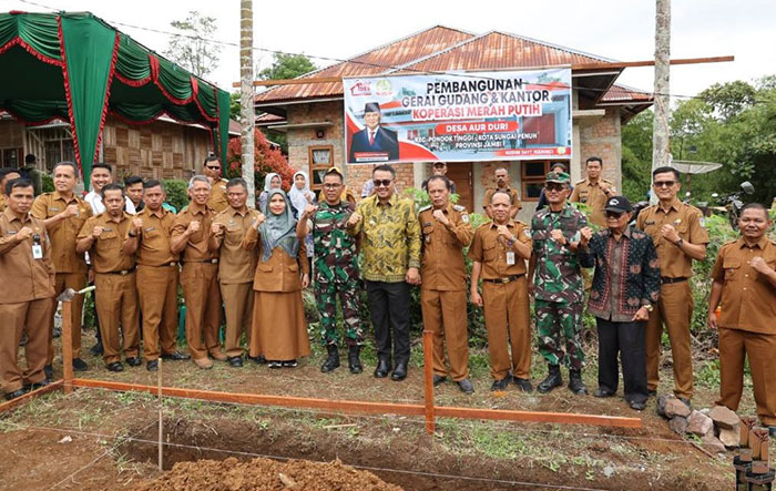 Wako Alfin  Letakan Batu Pertama Gerai dan Gudang Koperasi Putih
