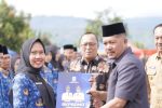 upati Kerinci Monadi menyerahkan SK PPPK Paruh Waktu Formasi 2025