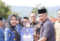 upati Kerinci Monadi menyerahkan SK PPPK Paruh Waktu Formasi 2025
