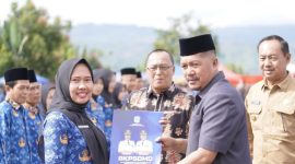 upati Kerinci Monadi menyerahkan SK PPPK Paruh Waktu Formasi 2025