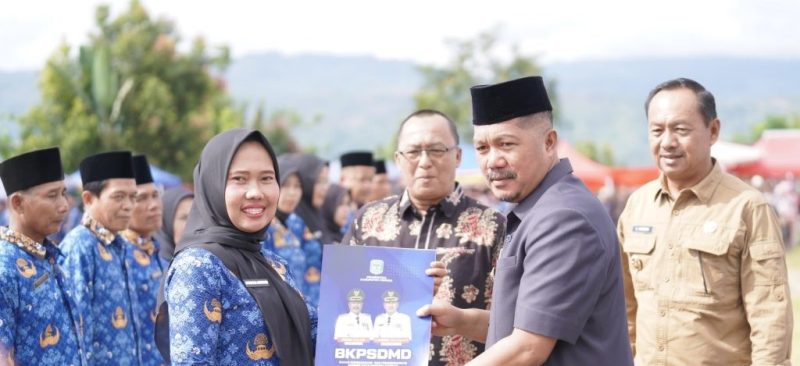 upati Kerinci Monadi menyerahkan SK PPPK Paruh Waktu Formasi 2025