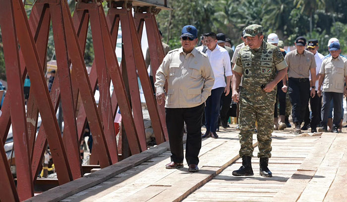 Presiden Psarbowo Meninajau Jembatan Bailey Sungai Garoga Tapanuli Selatan / BPMI Setpres