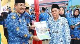Foto : Bupati Anwarv Sadat Menyerahkan SK PPPK Paruh Waktu