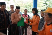 Penyerahan sembako HUT Merangin ke-76 kepada pasukan oranye di Pendopo Rumah Dinas Bupati