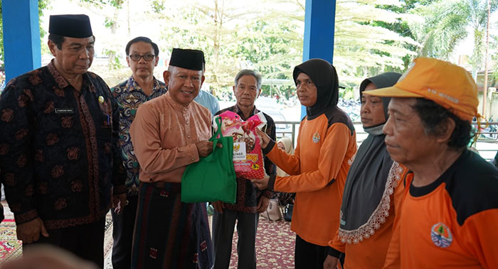 Penyerahan sembako HUT Merangin ke-76 kepada pasukan oranye di Pendopo Rumah Dinas Bupati